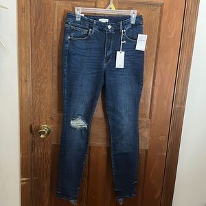 Good American Blue Skinny Jeans with Distressed Knee